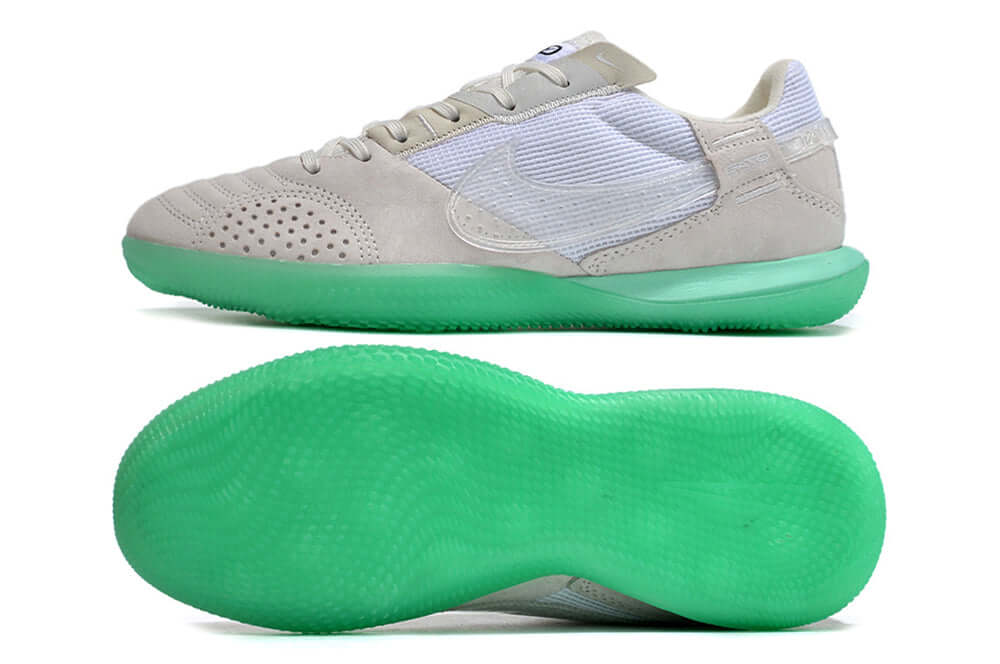 Chuteira Futsal Nike Street Gato IC - Branca e Verde com sola verde e design moderno.