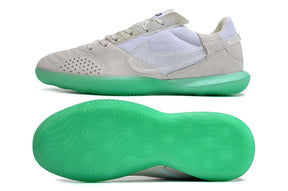 Chuteira Futsal Nike Street Gato IC - Branca e Verde com sola verde e design moderno.