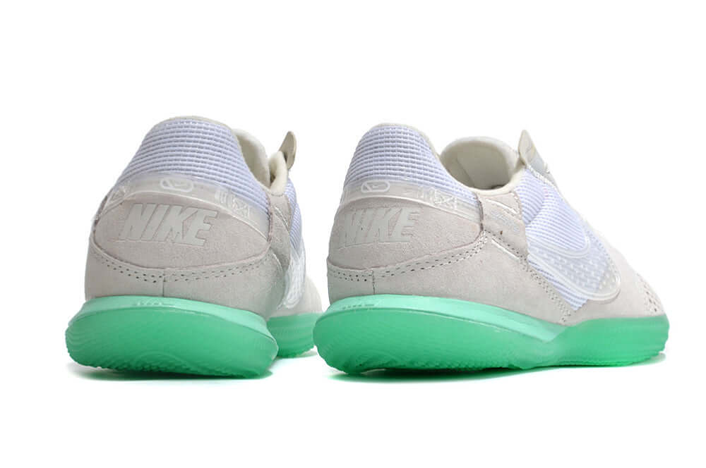 Chuteira Futsal Nike Street Gato IC - Branca e Verde com detalhes em verde e cinza na parte traseira.