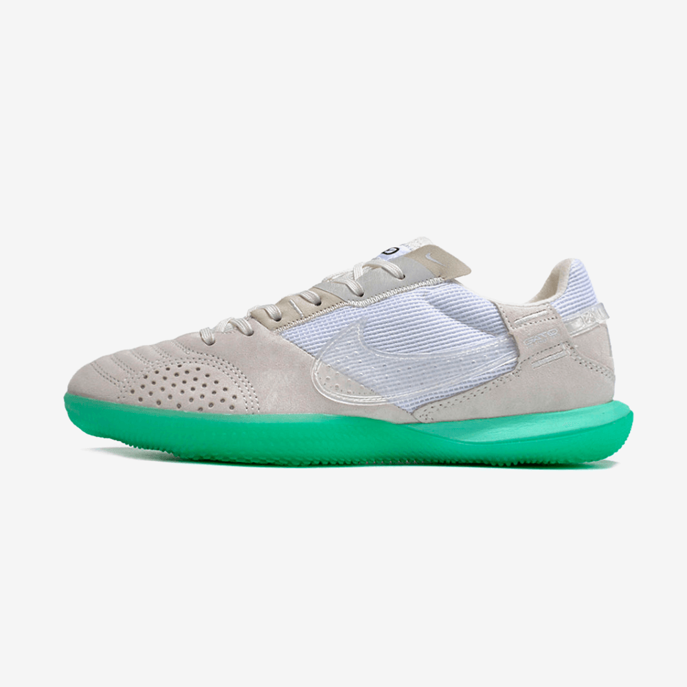 Chuteira Futsal Nike Street Gato IC - Branca e Verde com sola verde, ideal para controle e desempenho em pisos internos.