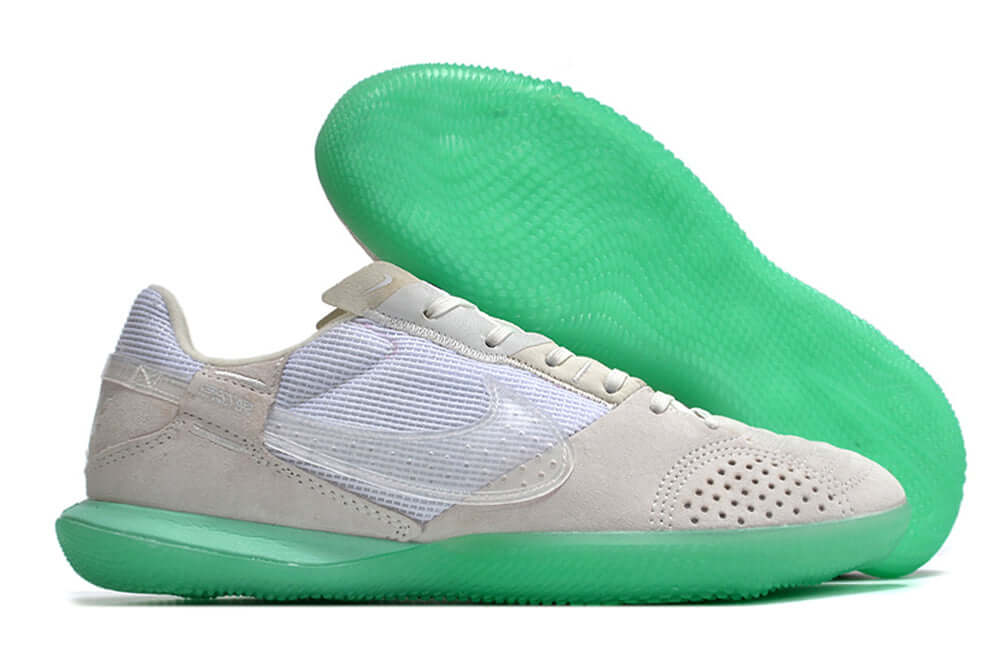 Chuteira Futsal Nike Street Gato IC - Branca e Verde com sola verde, ideal para controle em pisos internos.