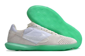 Chuteira Futsal Nike Street Gato IC - Branca e Verde com sola verde, ideal para controle em pisos internos.