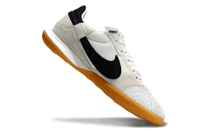 Chuteira Futsal Nike Street Gato IC - Cinza, Branca e Preta com design moderno e sola emborrachada.