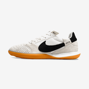 Chuteira Futsal Nike Street Gato IC - Cinza, Branca e Preta vista lateral com sola laranja.