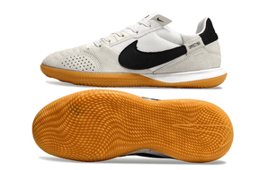 Chuteira Futsal Nike Street Gato IC - Cinza, Branca e Preta com sola de borracha e design moderno.