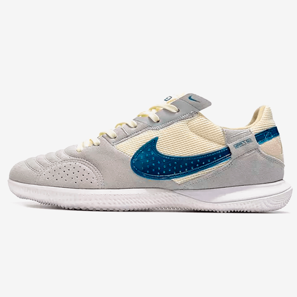 Chuteira Futsal Nike Street Gato IC Cinza e Verde em ângulo lateral, destacando o design moderno e detalhes em azul.