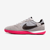 Chuteira Futsal Nike Street Gato IC - Cinza, Rosa e Preta com design moderno e desempenho superior para quadras internas.