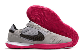 Chuteira Futsal Nike Street Gato IC - Cinza, Rosa e Preta com sola rosa e design moderno.