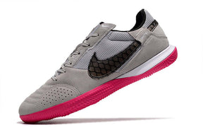 Chuteira Futsal Nike Street Gato IC - Cinza, Rosa e Preta com design moderno e sola para piso interno.