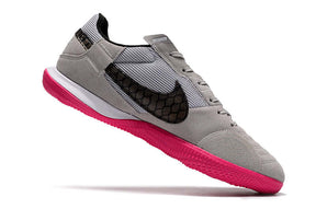 Chuteira Futsal Nike Street Gato IC - Cinza, Rosa e Preta em design moderno e desempenho superior.