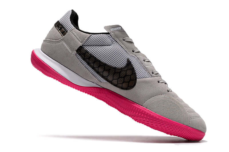 Chuteira Futsal Nike Street Gato IC - Cinza, Rosa e Preta em design moderno e desempenho superior.