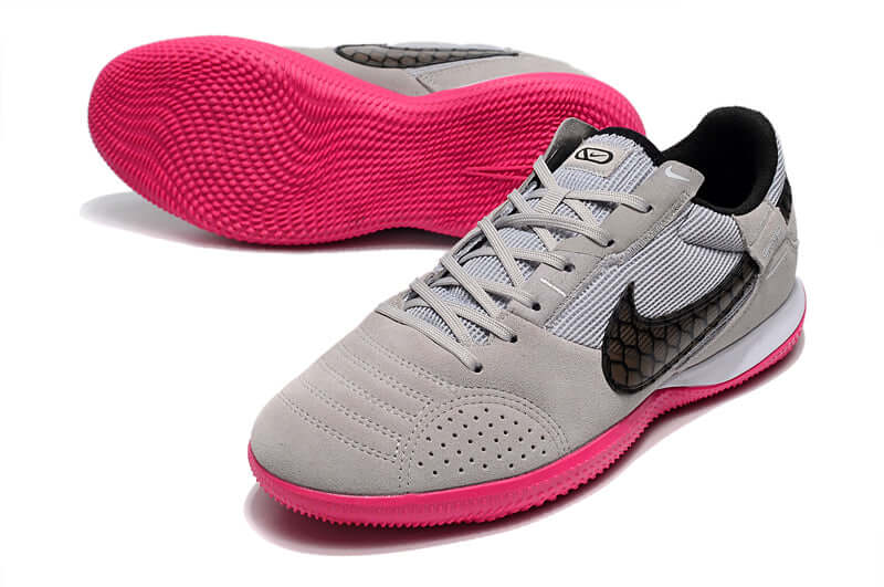 Chuteira Futsal Nike Street Gato IC - Cinza, Rosa e Preta com solado rosa e detalhes em preto.