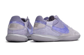 Chuteira Futsal Nike Street Gato IC Cinza e Roxo vista traseira com detalhes em roxo e cinza