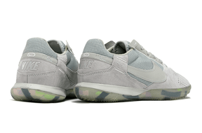 Chuteira Futsal Nike Street Gato IC - Cinza e Verde mostrando o design inovador e aderência ideal para pisos internos.