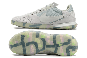 Chuteira Futsal Nike Street Gato IC - Cinza e Verde com design inovador para desempenho em pisos internos.