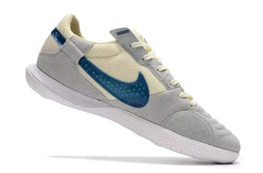 Chuteira Futsal Nike Street Gato IC Cinza e Verde com design moderno e conforto excepcional.