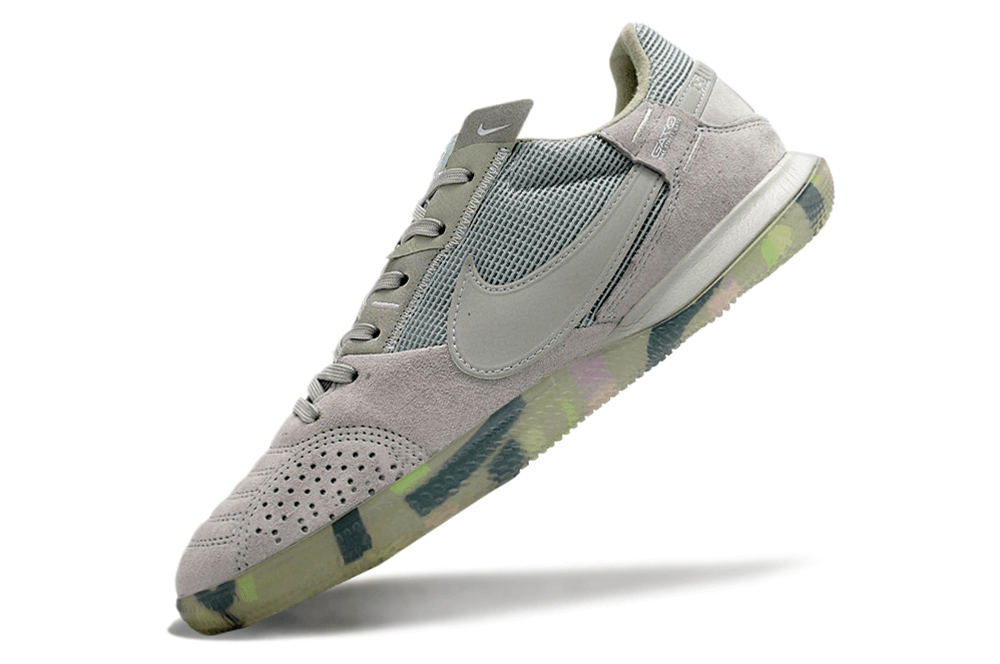 Chuteira Futsal Nike Street Gato IC - Cinza e Verde com design inovador e desempenho superior em pisos internos.