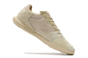 Chuteira Futsal Nike Street Gato IC - Creme em destaque, ideal para controle e estilo em quadras.