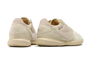 Chuteira Futsal Nike Street Gato IC - Creme com design elegante e sola IC para máxima performance em quadra.