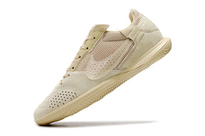 Chuteira Futsal Nike Street Gato IC - Creme em ângulo, destacando seu design e tecnologia
