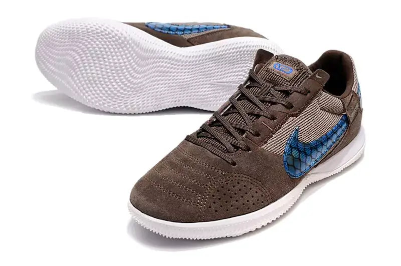 Chuteira Futsal Nike Street Gato IC Marrom e Azul em destaque com sola branca e design estiloso.