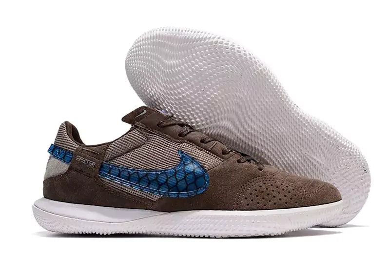 Chuteira Futsal Nike Street Gato IC Marrom e Azul com design moderno e sola para piso interno.