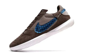 Chuteira Futsal Nike Street Gato IC Marrom e Azul, com design icônico e sola adequada para futsal.