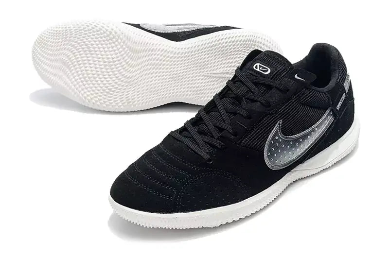 Chuteira Futsal Nike Street Gato IC Preta e Branca com design moderno e performance para futsal.