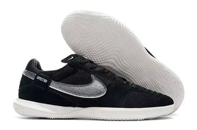 Chuteira Futsal Nike Street Gato IC Preta e Branca com detalhes em prata e solado branco.