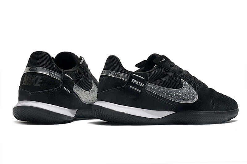 Chuteira Futsal Nike Street Gato IC Preta com design clássico e sola IC para aderência em quadras internas.