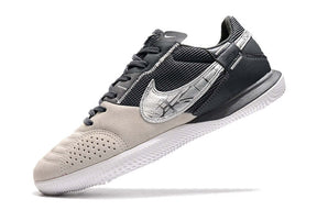Chuteira Futsal Nike Street Gato IC - Preta, Creme e Prata em exibição, perfeita para controle e estilo no futsal.