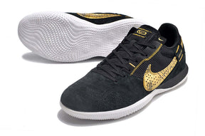 Chuteira Futsal Nike Street Gato IC - Preta e Dourada, ideal para controle e estilo em futsal, com design icônico.