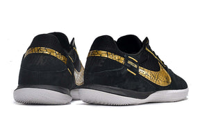 Chuteira Futsal Nike Street Gato IC - Preta e Dourada com detalhes em dourado e sola IC para futsal.