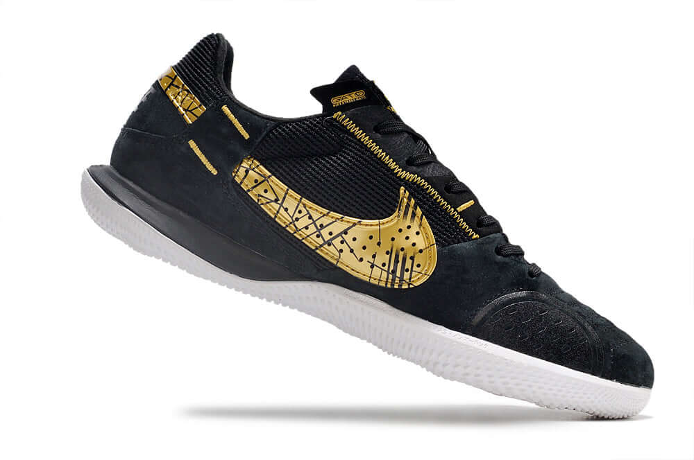 Chuteira Futsal Nike Street Gato IC - Preta e Dourada com design preto e dourado, ideal para futsal.