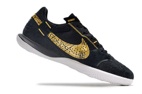 Chuteira Futsal Nike Street Gato IC - Preta e Dourada com design preto e dourado, ideal para futsal.