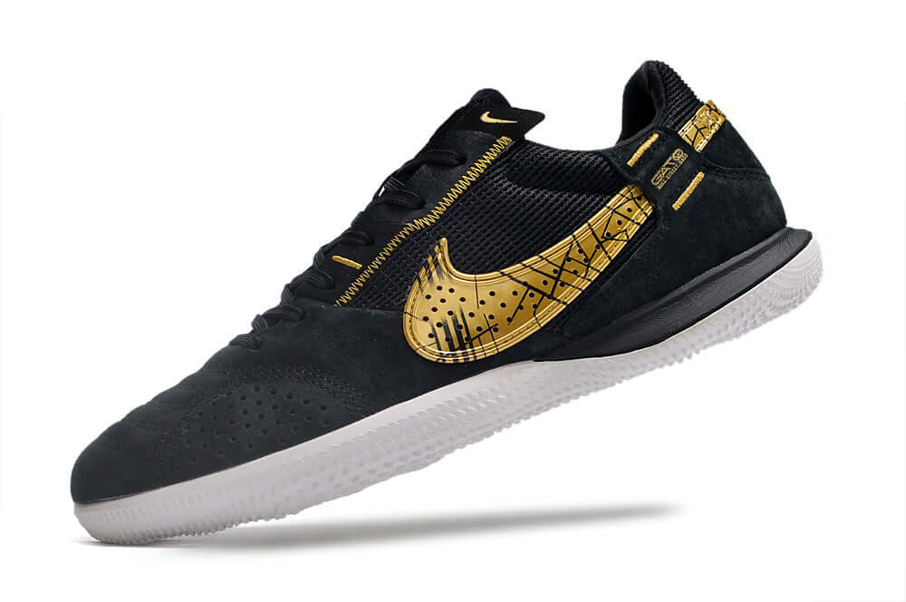 Chuteira Futsal Nike Street Gato IC - Preta e Dourada com detalhes em dourado e sola de aderência