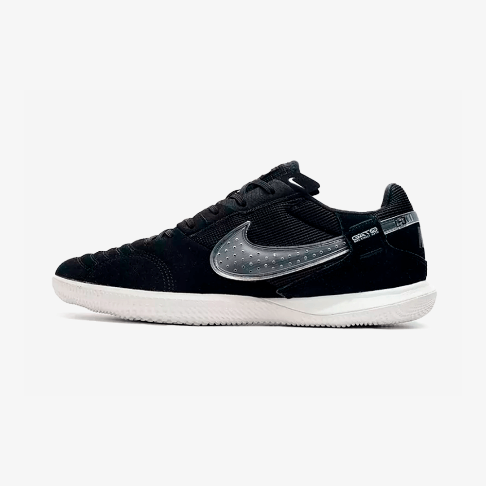 Chuteira Futsal Nike Street Gato IC Preta e Branca lateral em fundo branco.