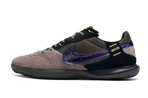 Chuteira Futsal Nike Street Gato IC Preta e Roxa com design moderno e funcionalidade de elite.