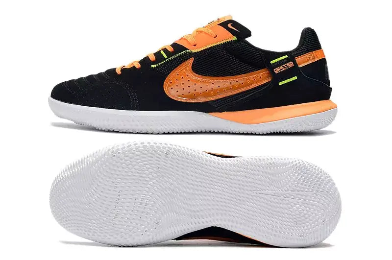 Chuteira Futsal Nike Street Gato IC Preta e Laranja vista lateral e sola em destaque.