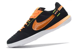 Chuteira Futsal Nike Street Gato IC Preta e Laranja em perspectiva lateral com detalhes vibrantes.