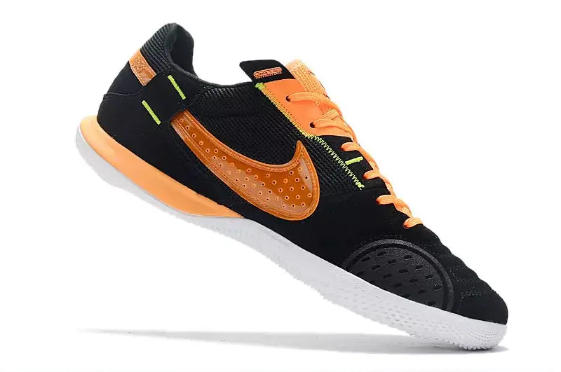 Chuteira Futsal Nike Street Gato IC Preta e Laranja em ângulo, ideal para desempenho em pisos internos.