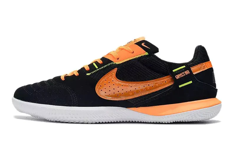 Chuteira Futsal Nike Street Gato IC Preta e Laranja perfil lateral com detalhes em laranja