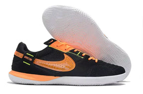Chuteira Futsal Nike Street Gato IC Preta e Laranja com design aerodinâmico e solado IC para desempenho superior.