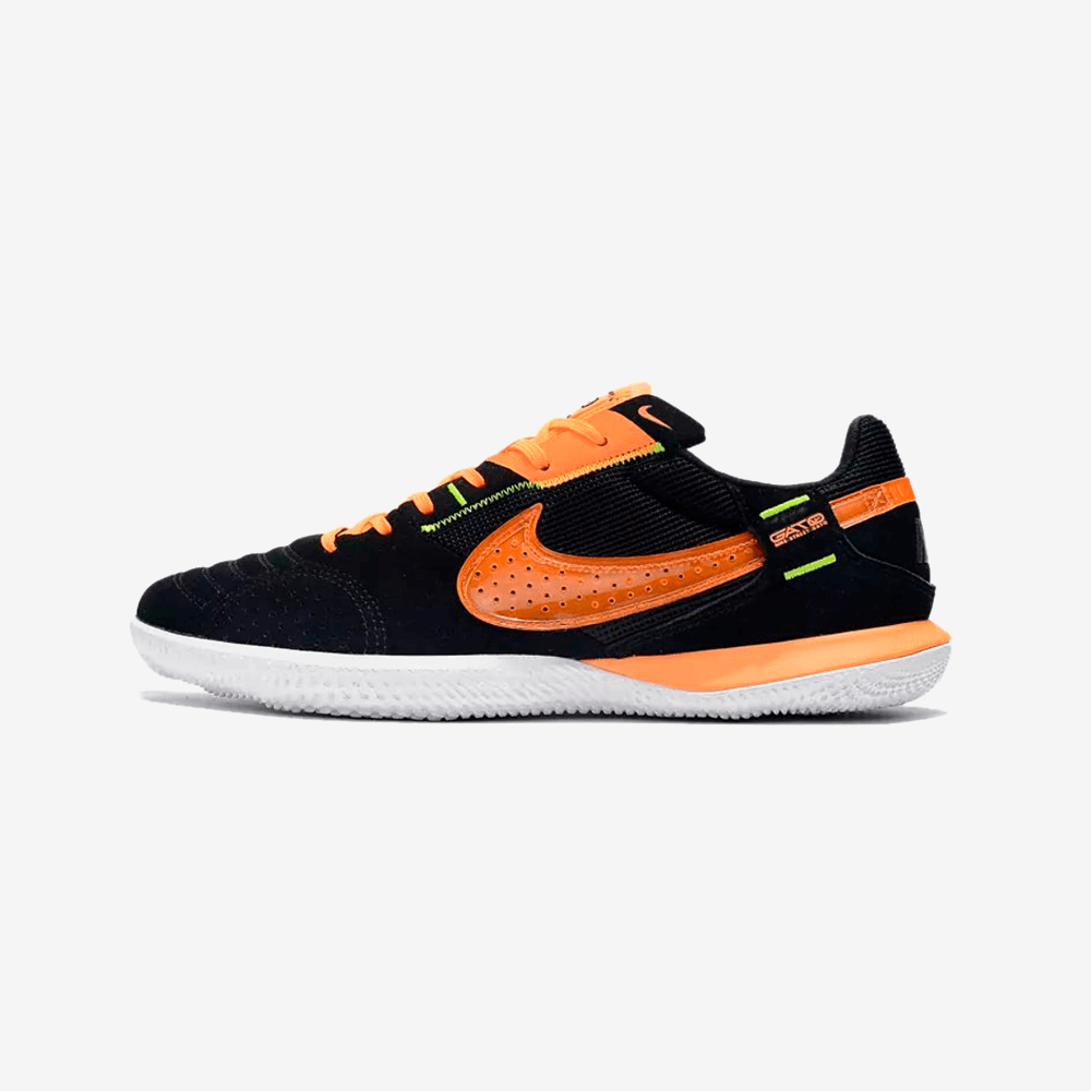Chuteira Futsal Nike Street Gato IC Preta e Laranja lateral com solado IC para desempenho em pisos internos.