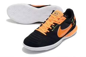 Chuteira Futsal Nike Street Gato IC Preta e Laranja, ideal para desempenho em pisos internos.