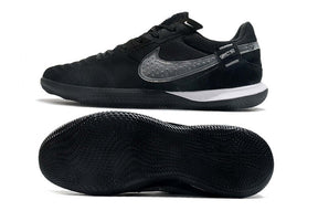 Chuteira Futsal Nike Street Gato IC Preta com design elegante e sola IC para melhor aderência em quadras internas.