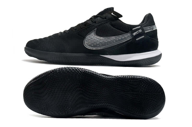 Chuteira Futsal Nike Street Gato IC Preta com design elegante e sola IC para melhor aderência em quadras internas.