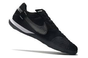 Chuteira Futsal Nike Street Gato IC Preta com design elegante e sola IC para melhor performance em quadras.