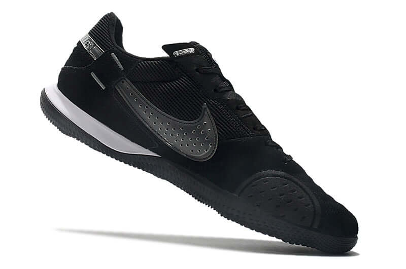 Chuteira Futsal Nike Street Gato IC Preta com design elegante e sola IC para melhor performance em quadras.