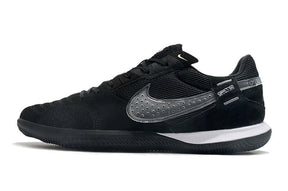 Chuteira Futsal Nike Street Gato IC Preta com design preto e detalhes em prata